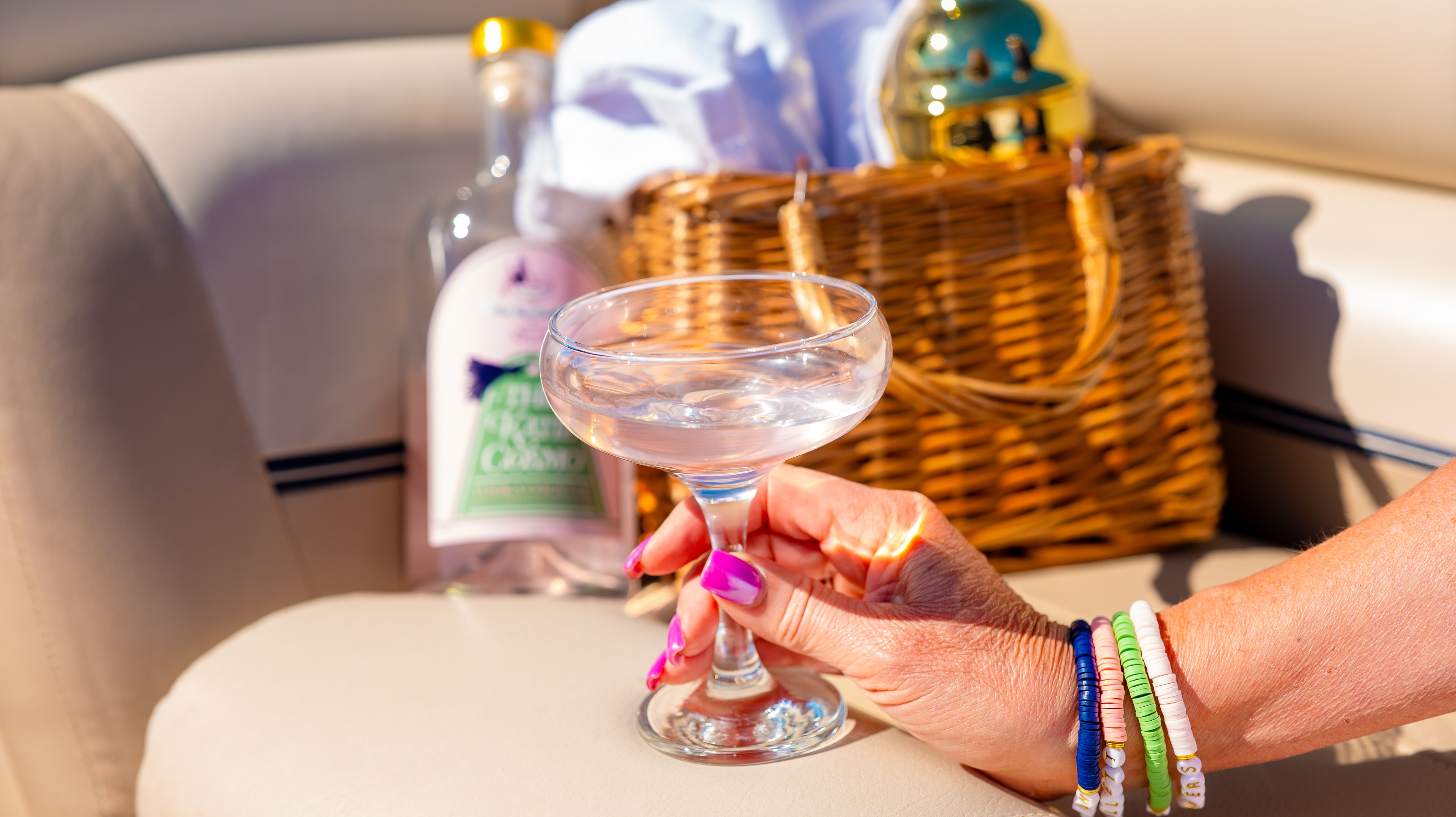 Club Pour Cocktails lifestyle moment